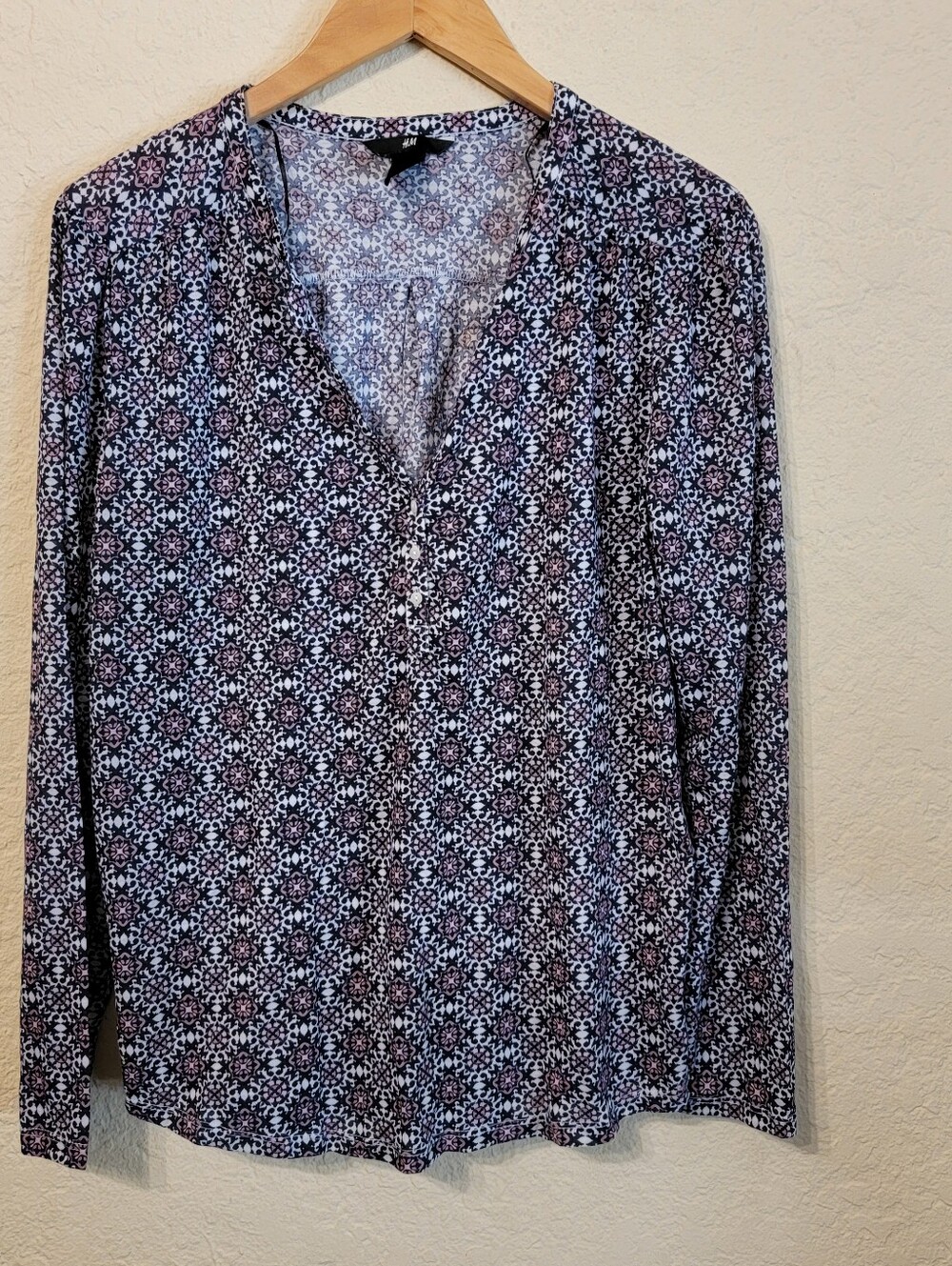 H&M Geometric Mosaic Print Long Sleeve Henley Blouse V-Neck Sz M
